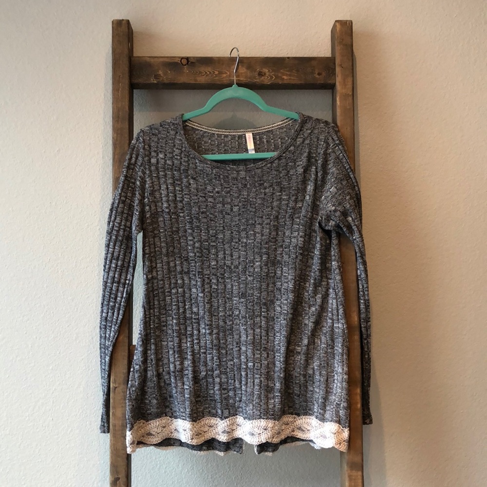 Women’s L long-sleeve heather gray sweater